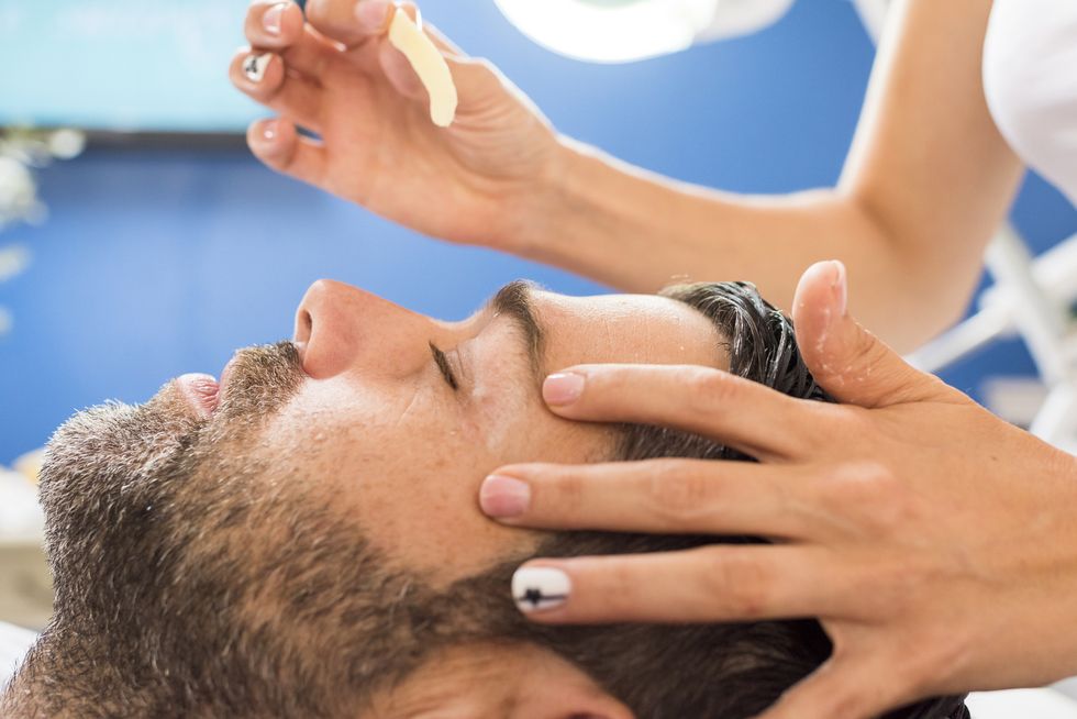 鼻毛をブラジリアンワックスで処理する男性