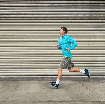 man hardlopen straat