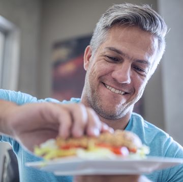 hombre comiendo un bocadillo