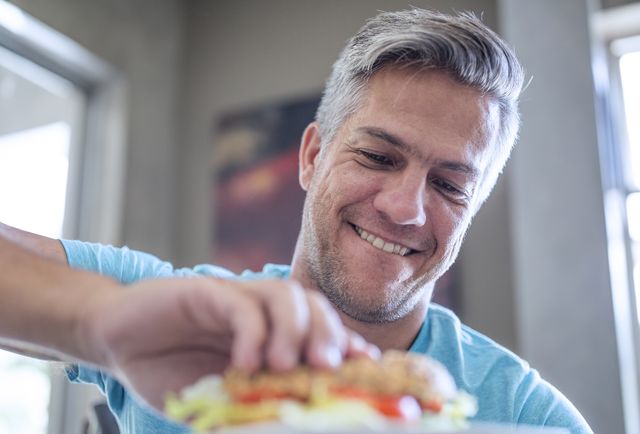 hombre comiendo un bocadillo