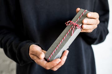 hombre sujetando regalo san valentín