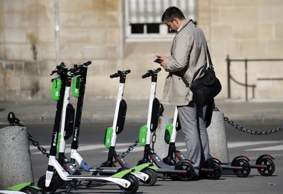 Electric Scooters In Paris : Illustration