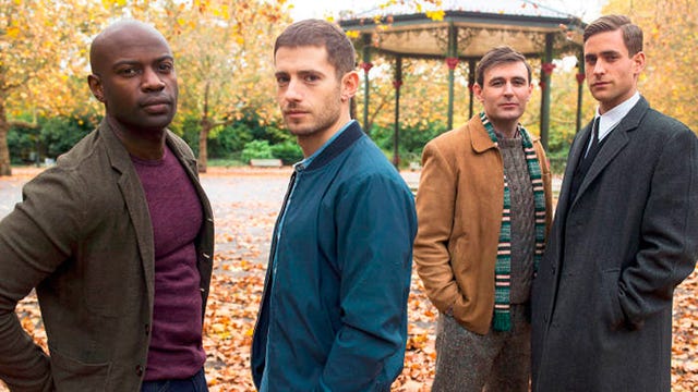 david gyasi, julian morris, james mcardle y oliver jackson cohen en un posado promocional de la miniserie de la bbc 'man in an orange shirt'