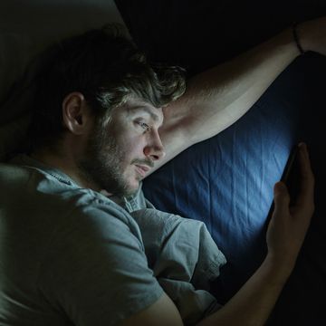 i danni che causa lo smartphone prima di dormire