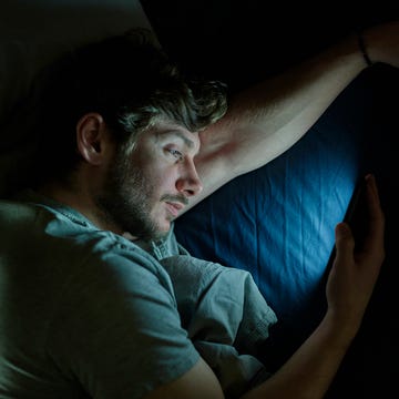 i danni che causa lo smartphone prima di dormire