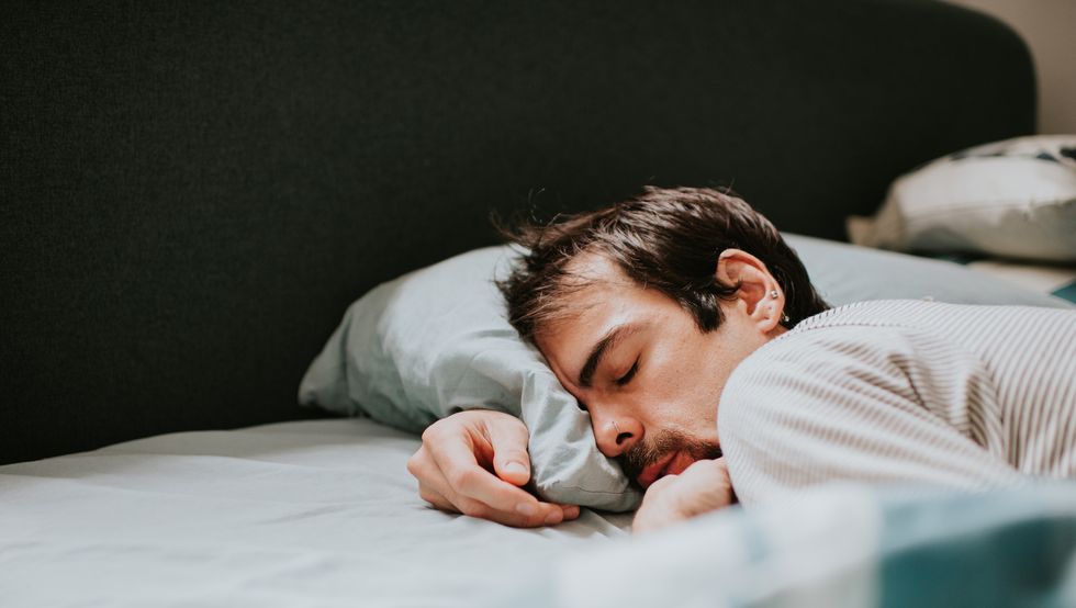 uomo che dorme nel letto