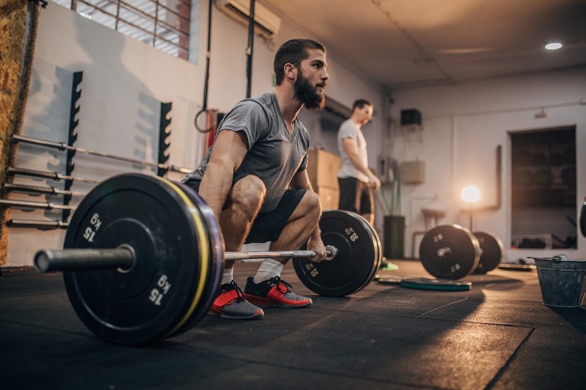 Un antrenor de top explică cum să deadlift pentru a câștiga mai bine ischio-jambierii