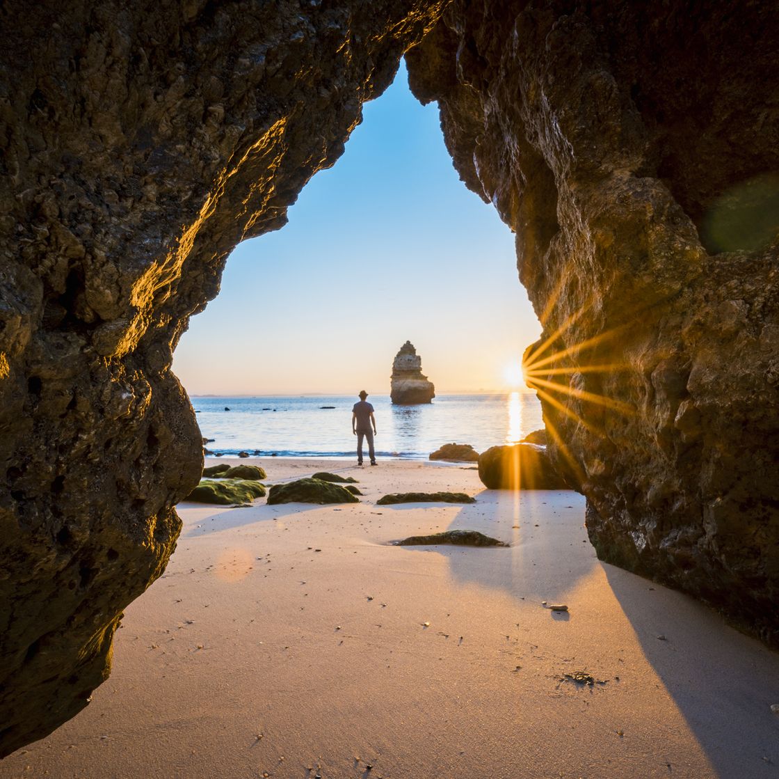 een man kijkt uit over een strand in portugal