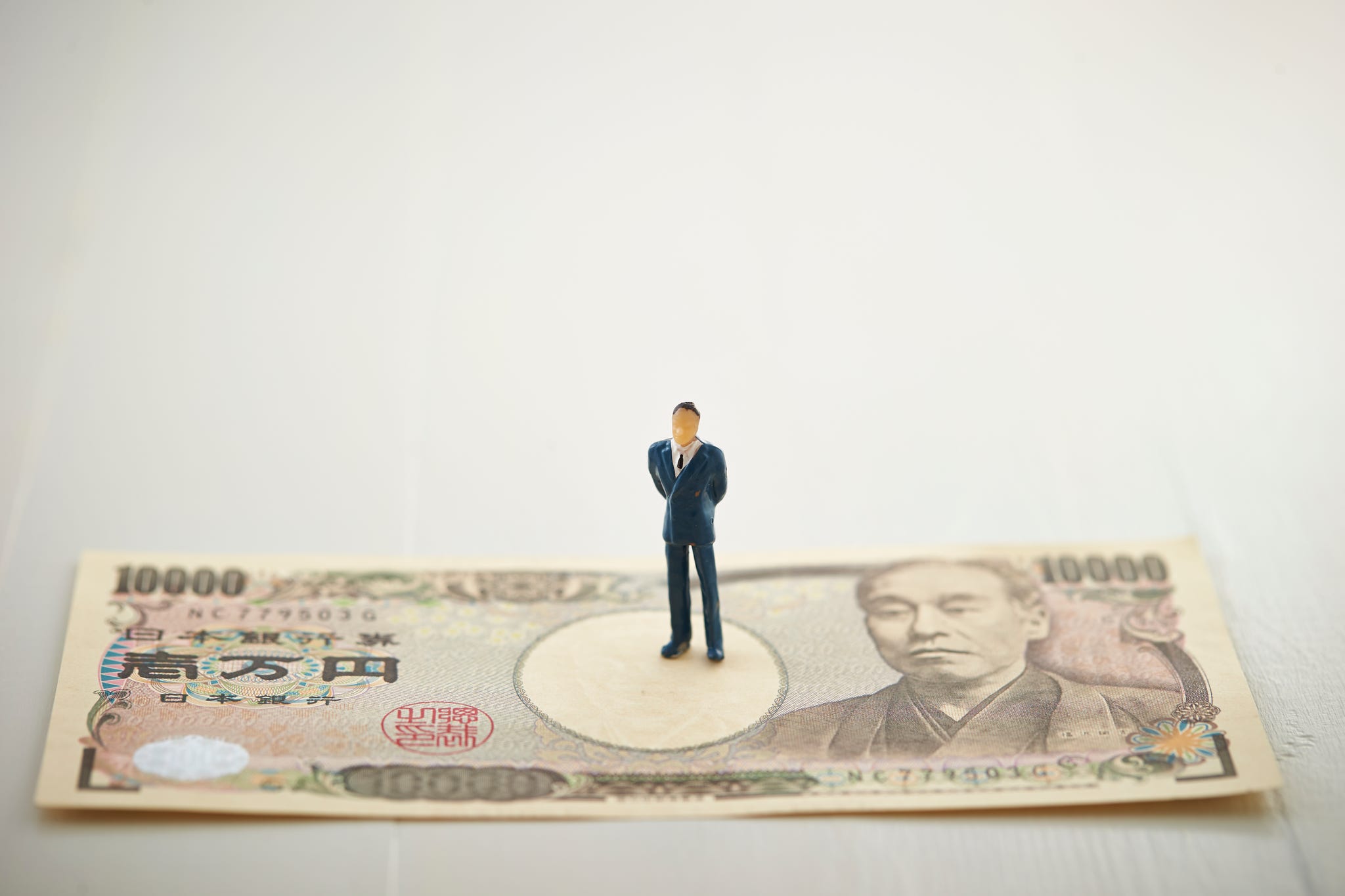 man on japanese yen bill