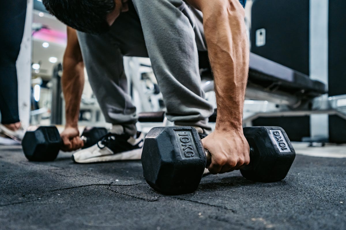 Entrenamiento de fuerza con mancuernas para correr rápido