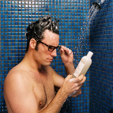 hombre lavándose el pelo