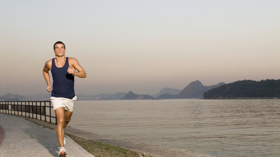uomo che corre all'aperto da solo