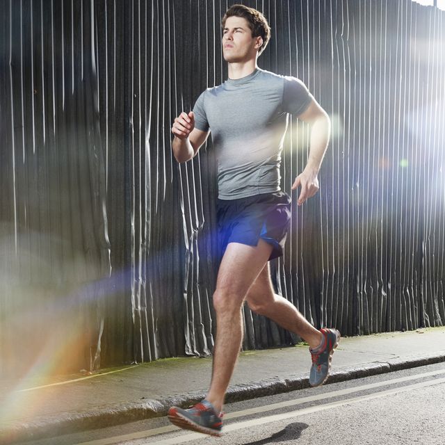 Hombre en ropa deportiva corriendo para hacer ejercicio, fitness y