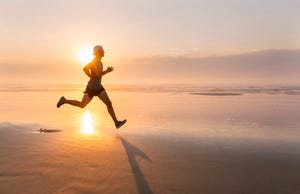 hombre corriendo por la playa