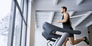 man running dAsphaltgold on treadmill at gym