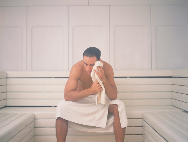 hombre sentado en sauna