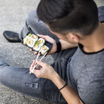 hombre comiendo sushi