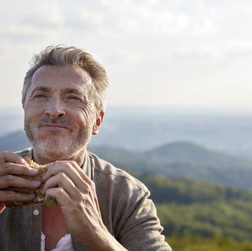 hombre comiendo un bocadillo