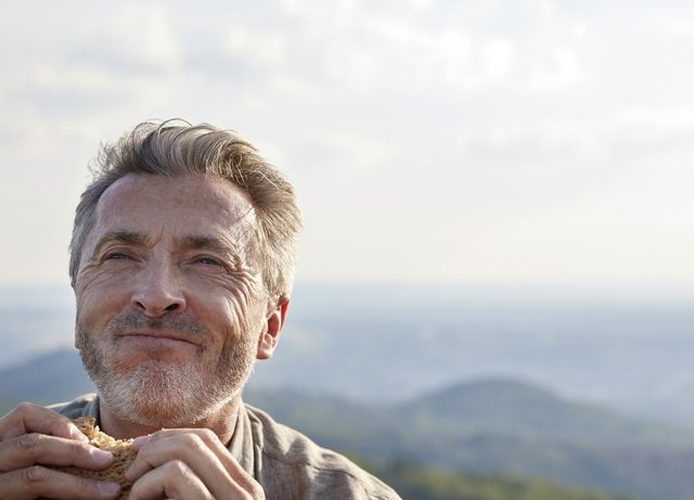 hombre comiendo un bocadillo
