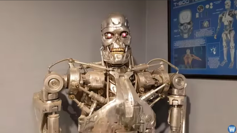 実寸大のターミネーター「T-800」、4年の歳月を経て完成