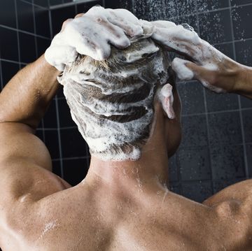 hombre lavándose el pelo con champú