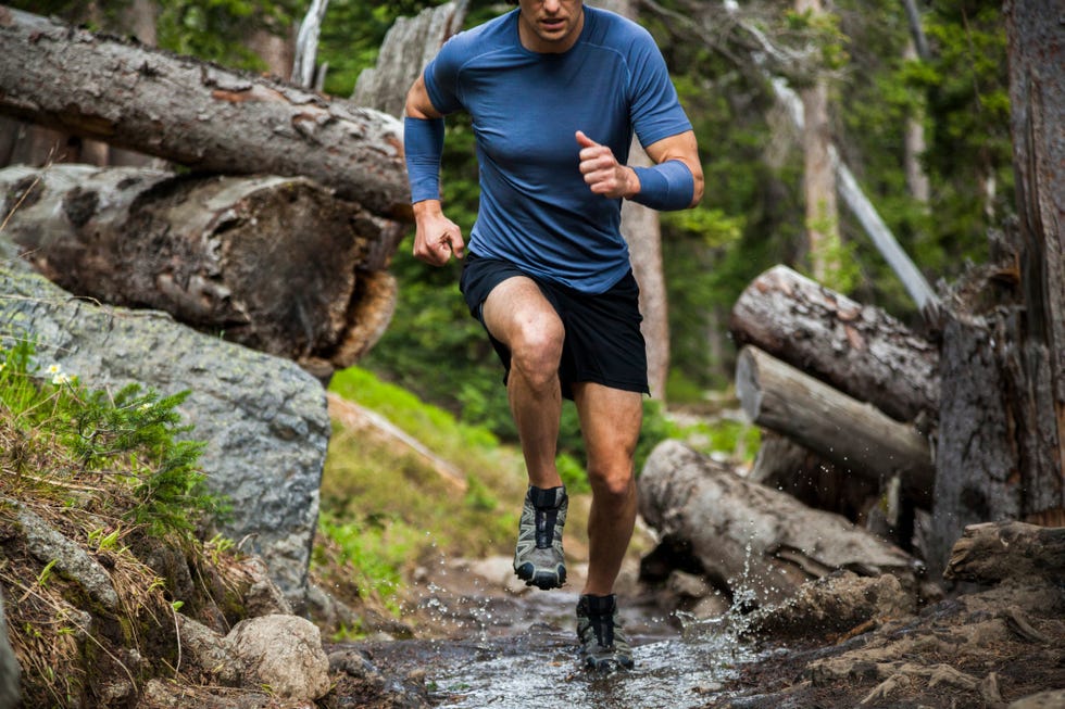 un trail runner en la montaña