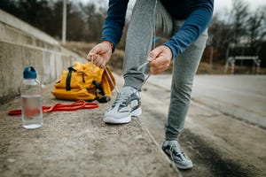 hombre con zapatillas y mochila