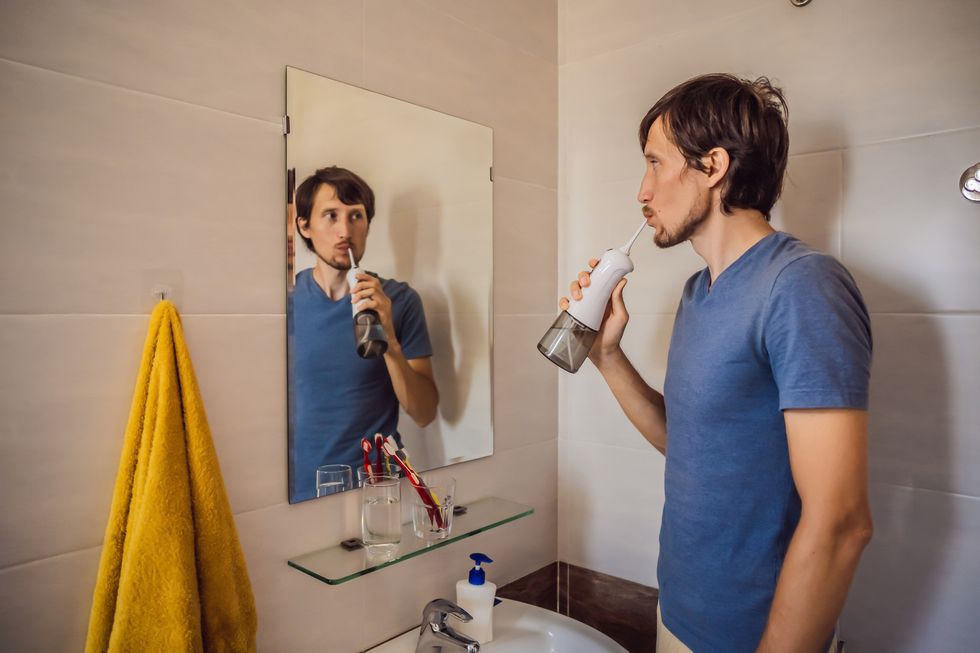 口腔洗浄器を使用する男性