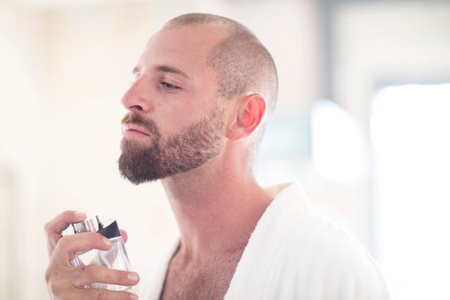 hombre echandose colonia tras la ducha