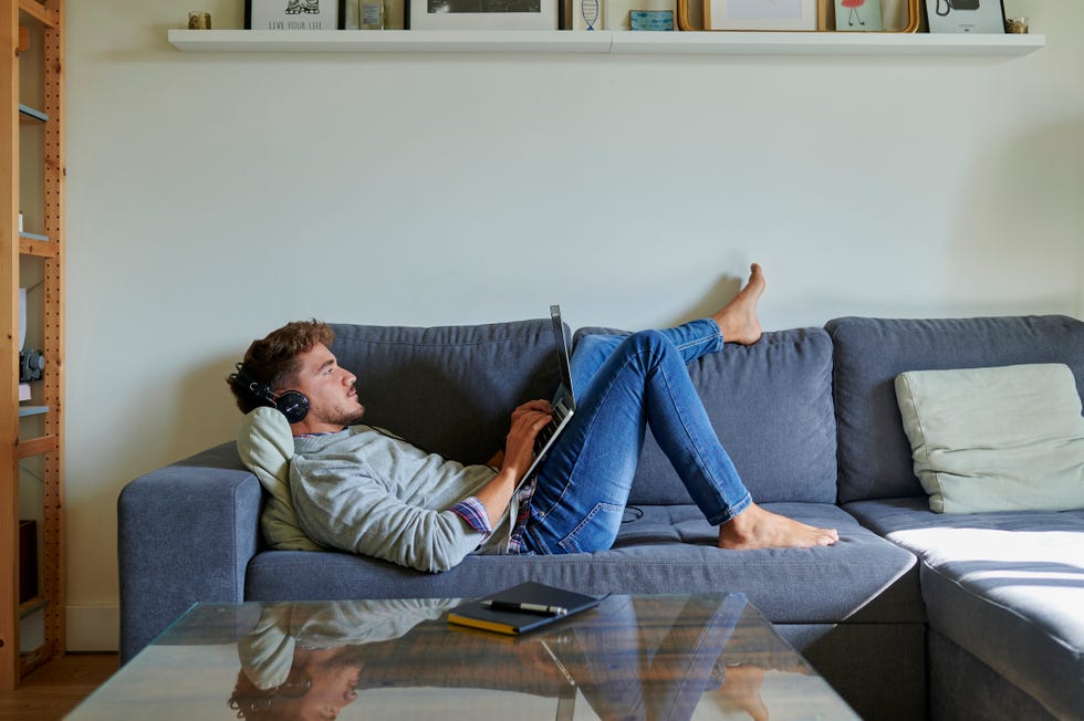 hombre en un sofa, descansando