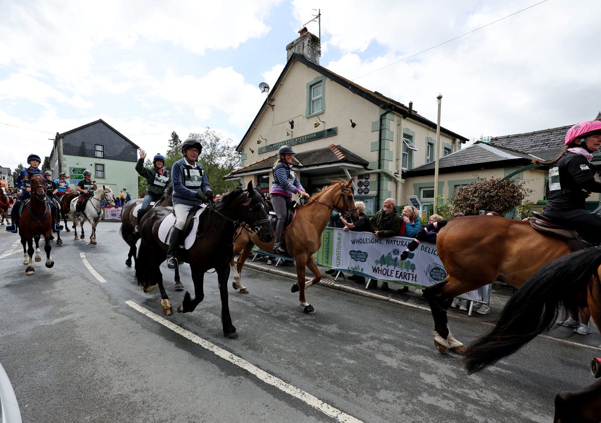 Man vs Horse 2022: Fell runner beats horse for first time in 15 years