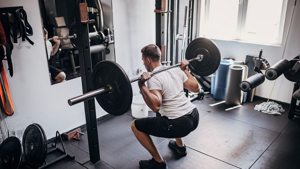 ragazzo che fa gli squat