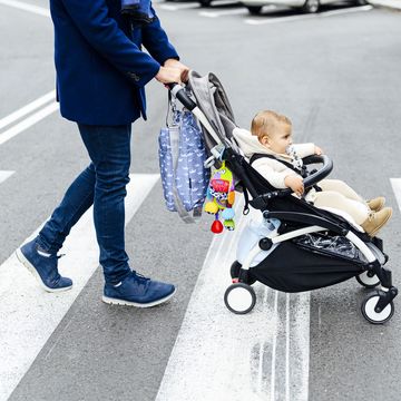 hombre paseando carrito con bebé