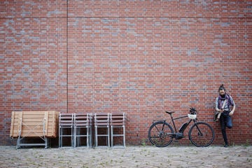 un hombre con una bici eléctrica aparcada