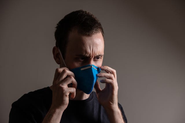 hombre con mascarilla