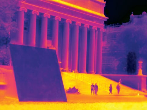 op de columbia university onderscheidt een paneel dat is bedekt met innovatieve film van polymeren zich van zijn omgeving het paneel is veel koeler omdat de polymeren warmte door de atmosfeer heen aan de ruimte afgeven met dit soort panelen zou de noodzaak voor airconditioning aanzienlijk verlaagd kunnen worden