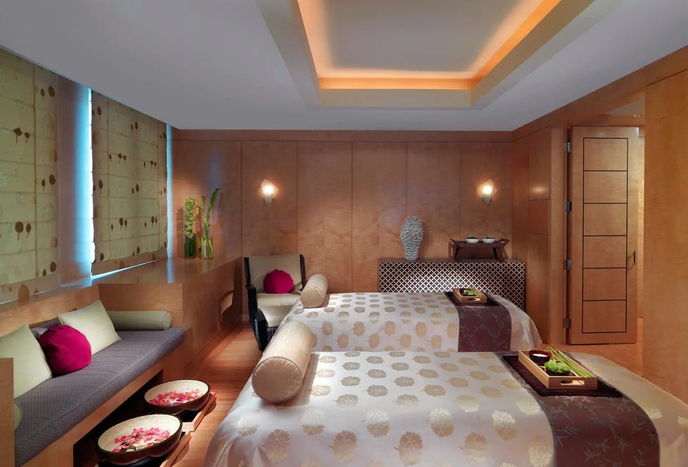 Bedroom, Room, Furniture, Interior design, Ceiling, Property, Bed, Building, Wall, Bed sheet, 