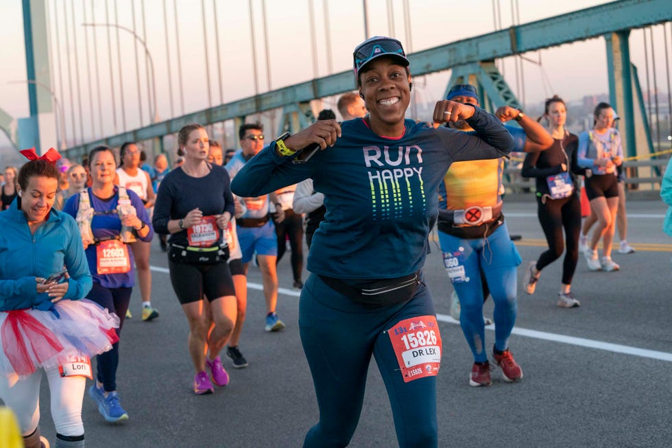 alexia mcclerkin, 40 of missouri city tx., flexes as she cross runs the international half marathon and crosses the ambassador bridge during the 47th annual detroit free press marathon presented by msu federal credit union in detroit on sunday, oct. 20, 2024.