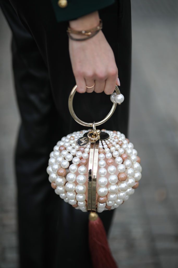 El bolso de perlas, el accesorio de culto que dará un toque chic a tus looks - Bolsos tendencia 2019 verano