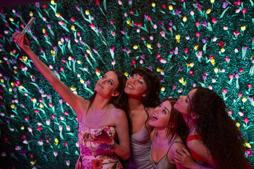 elenco de Ginny y Georgia tomando una selfie