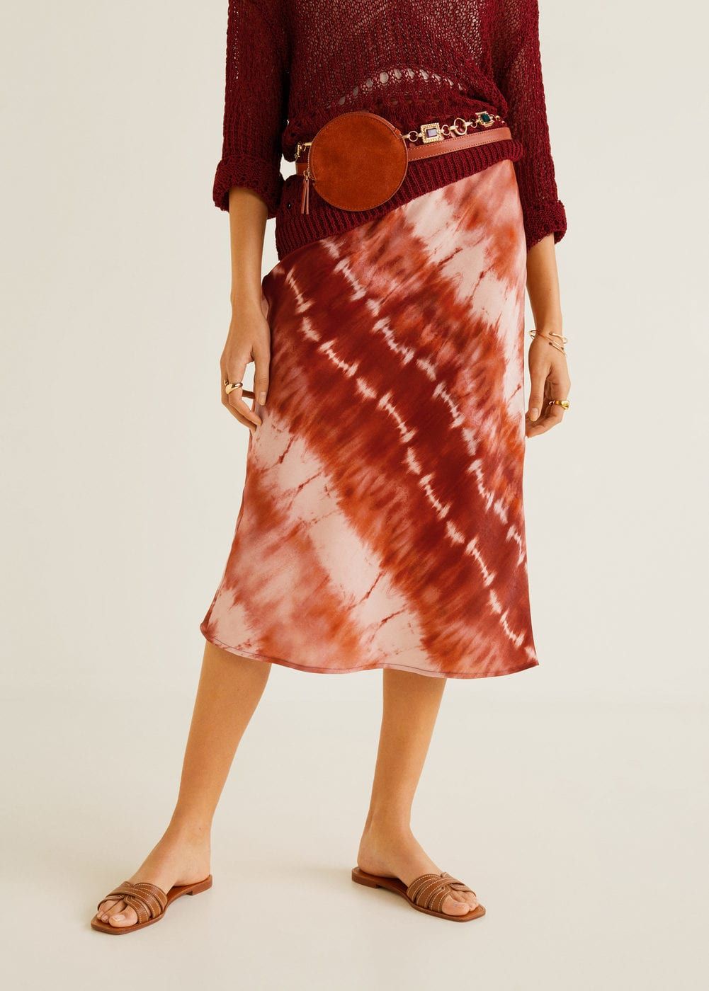 Esta falda de estampado tie-dye de Mango (de 36 euros) promete convertirse en un 'must have' verano - La falda de Mango con estampado tie-dye y menos de 36 que