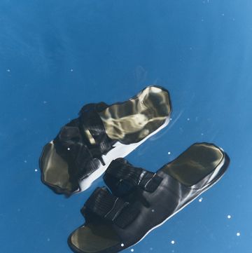 chanclas flotando en el agua