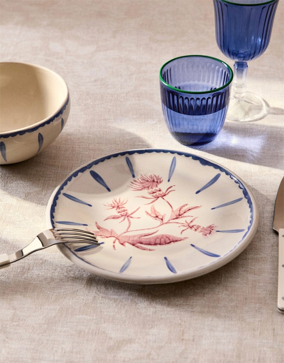 la vajilla de terracota de mango home es tan bonita que sirve para decorar la pared de casa