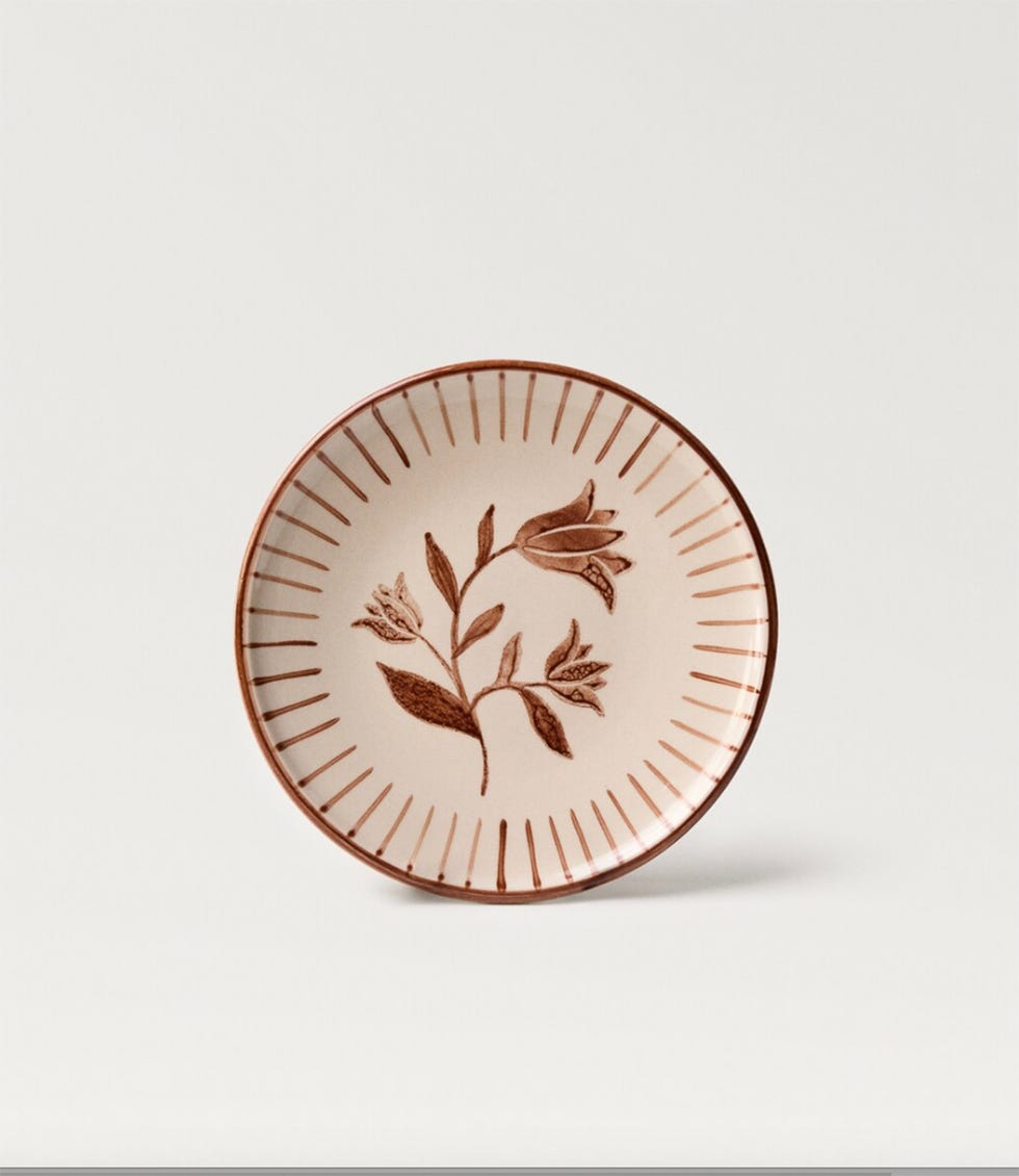 la vajilla de terracota de mango home es tan bonita que sirve para decorar la pared de casa
