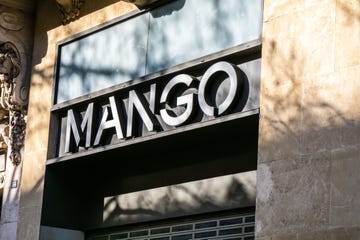 fachada de una tienda de mango