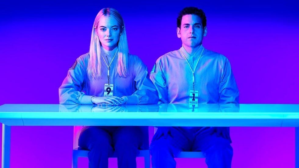 emma stone y jonah hill sentados en una mesa en la serie maniac