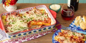 https://hips.hearstapps.com/hmg-prod/images/manicotti-recipe-2-655b96eaaf3c0.jpg?crop=0.506xw:1.00xh;0.223xw,0&resize=360:*