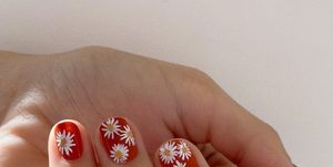 manicura de flores, la tendencia de uñas del verano 2021