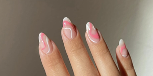 la manicura con ondas rosa y blanca más bonita que es tendencia 2022