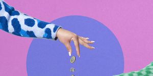 collage en el que una mano de mujer le pasa a otra varias monedas con un fondo azul y rosa
